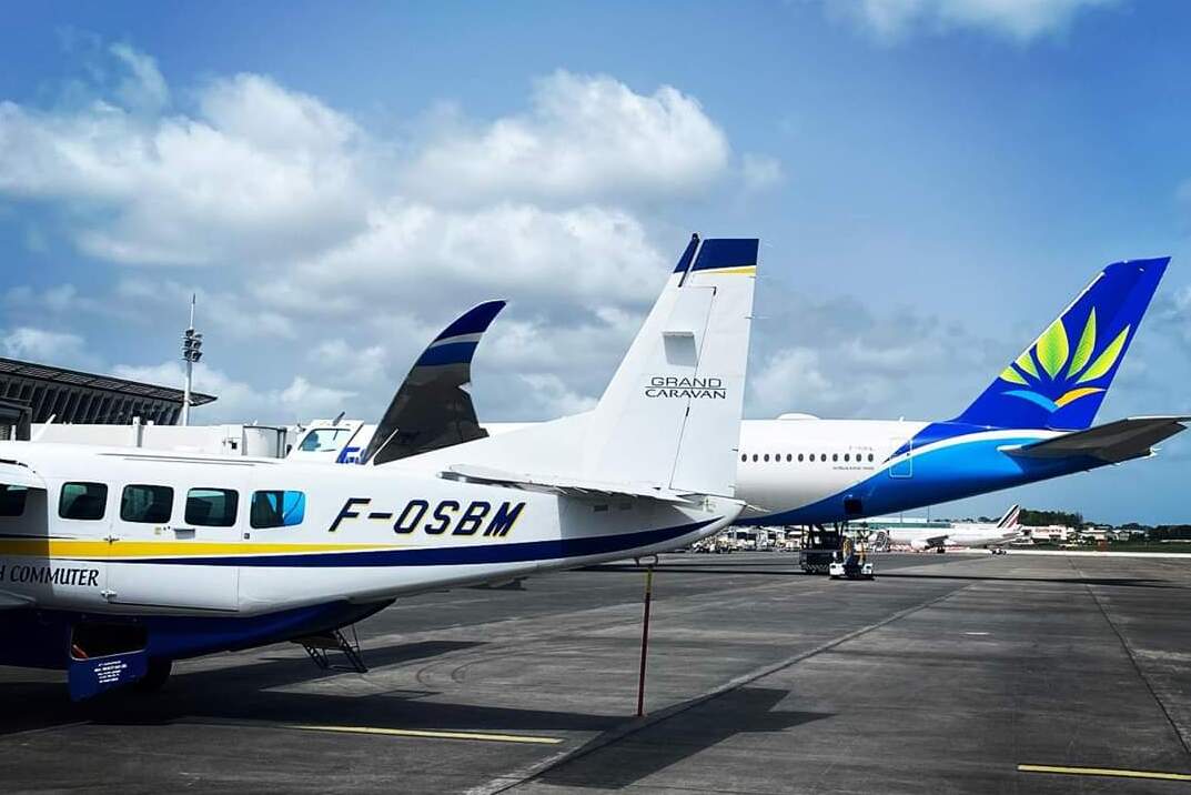 La compagnie Air Caraïbes, propose un vol quotidien au départ de Paris-Orly 4 et à destination de Saint Barthélémy via Pointe-à-Pitre. La connexion inter-îles est réalisée avec le partenaire local d’Air Caraïbes : St Barth Commuter.
